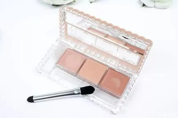 化妝應該先遮瑕還是先粉底 遮瑕膏在粉底液前還是后 化妝應該先遮瑕還是先粉底 遮瑕膏在粉底液前還是后