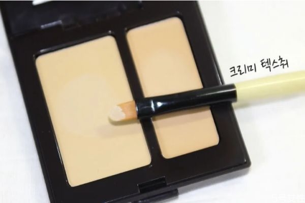 遮瑕和粉底哪一個(gè)比較重要 素顏可以直接遮瑕嗎 遮瑕和粉底哪一個(gè)比較重要 素顏可以直接遮瑕嗎