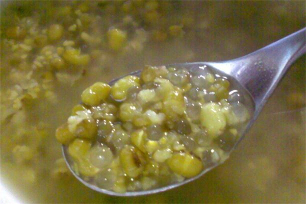 綠豆湯可以降血壓?jiǎn)?高血壓能喝綠豆湯嗎 綠豆湯可以降血壓?jiǎn)?高血壓能喝綠豆湯嗎