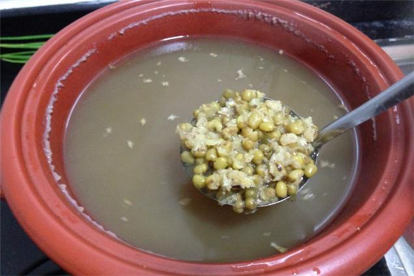 綠豆湯為什么會(huì)變黃 綠豆湯變黃還能吃嗎 綠豆湯為什么會(huì)變黃 綠豆湯變黃還能吃嗎