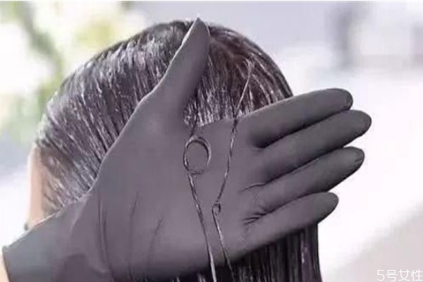 剛軟化的頭發(fā)能染色嗎 頭發(fā)軟化后幾天能染色 剛軟化的頭發(fā)能染色嗎 頭發(fā)軟化后幾天能染色