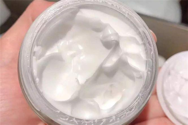 素顏霜和面霜有什么區(qū)別 素顏霜能替代面霜嗎 素顏霜和面霜有什么區(qū)別 素顏霜能替代面霜嗎