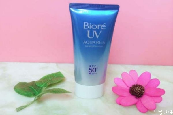 先涂隔離霜還是先用防曬霜 隔離和防曬哪個(gè)先涂 先涂隔離霜還是先用防曬霜 隔離和防曬哪個(gè)先涂