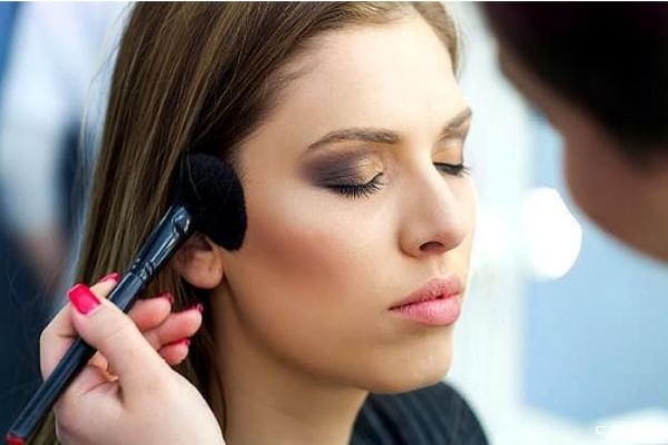 為什么別人化妝很光滑 化妝細(xì)膩光滑的小竅門(mén) 為什么別人化妝很光滑 化妝細(xì)膩光滑的小竅門(mén)