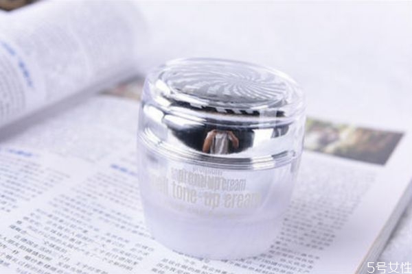 素顏霜涂完還要涂什么 素顏霜和隔離先后順序 素顏霜涂完還要涂什么 素顏霜和隔離先后順序