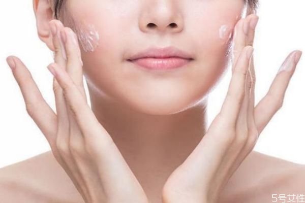 精華素和精華液有什么區(qū)別 使用精華素有什么誤區(qū) 精華素和精華液有什么區(qū)別 使用精華素有什么誤區(qū)