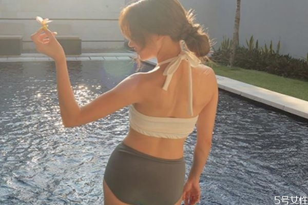 女生穿泳衣還穿內(nèi)褲嗎 女生穿泳衣的注意事項 女生穿泳衣還穿內(nèi)褲嗎 女生穿泳衣的注意事項