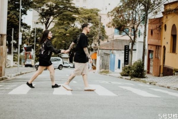 男女相處時(shí)有了哪些感覺(jué)才算作愛(ài) 男人把你當(dāng)老婆表現(xiàn) 男女相處時(shí)有了哪些感覺(jué)才算作愛(ài) 男人把你當(dāng)老婆表現(xiàn)