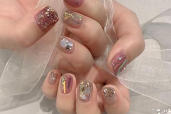 美甲鉆石怎么粘才不掉 鉆石美甲如何才能牢固 美甲鉆石怎么粘才不掉 鉆石美甲如何才能牢固