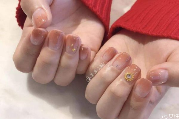 為什么撕拉指甲油容易掉落 撕拉指甲油的危害 為什么撕拉指甲油容易掉落 撕拉指甲油的危害