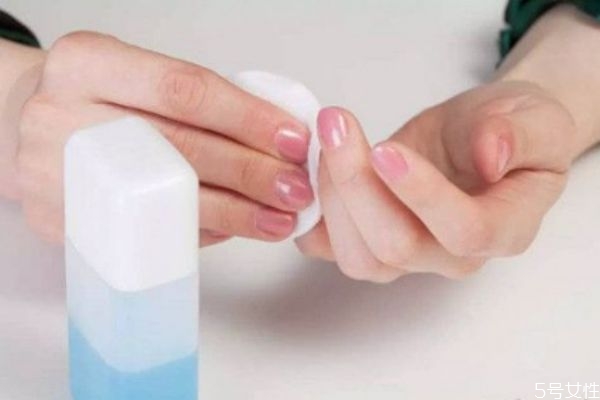 洗甲水含酒精嗎 洗甲水的主要成分 洗甲水含酒精嗎 洗甲水的主要成分