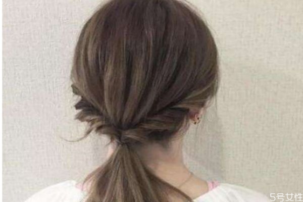 前面頭發(fā)怎么扎蓬松好看 蓬松發(fā)型怎么扎 前面頭發(fā)怎么扎蓬松好看 蓬松發(fā)型怎么扎