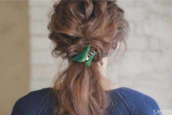 前面頭發(fā)怎么扎蓬松好看 蓬松發(fā)型怎么扎 前面頭發(fā)怎么扎蓬松好看 蓬松發(fā)型怎么扎