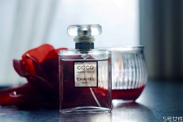 夏天香水噴哪里好 夏天噴香水的正確方法 夏天香水噴哪里好 夏天噴香水的正確方法