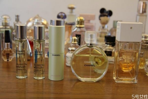 香水一直放著會(huì)揮發(fā)嗎 香水揮發(fā)了還能用嗎 香水一直放著會(huì)揮發(fā)嗎 香水揮發(fā)了還能用嗎