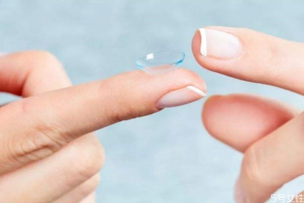 隱形眼鏡護(hù)理液多長時間換一次 年拋不常戴多久換一次水 隱形眼鏡護(hù)理液多長時間換一次 年拋不常戴多久換一次水