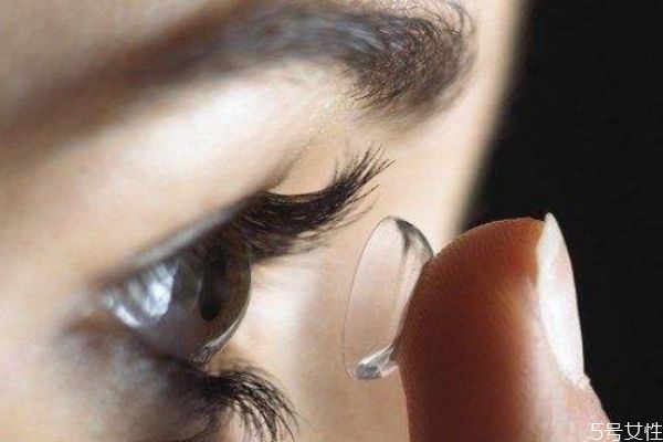 隱形眼鏡護(hù)理液多長時間換一次 年拋不常戴多久換一次水 隱形眼鏡護(hù)理液多長時間換一次 年拋不常戴多久換一次水