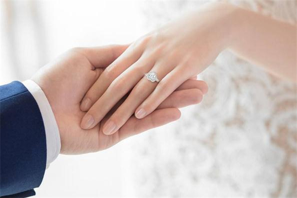 戴戒指有勒痕正常嗎 戴戒指有勒痕危害大嗎 戴戒指有勒痕正常嗎 戴戒指有勒痕危害大嗎