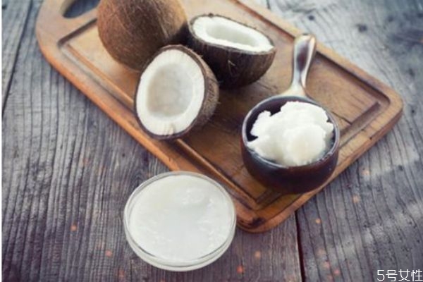 椰子油可不可以卸唇妝 椰子油卸妝方法 椰子油可不可以卸唇妝 椰子油卸妝方法