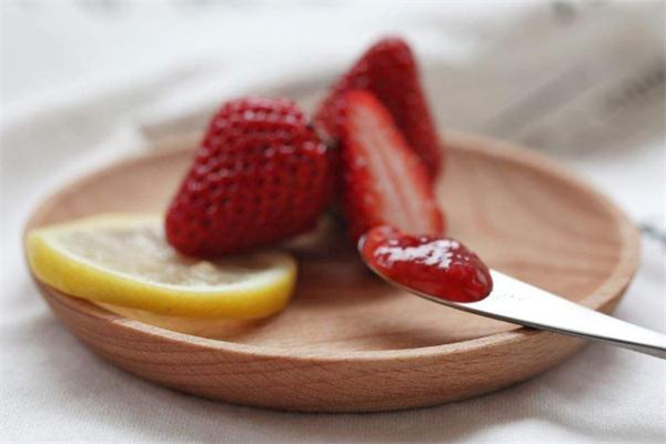 草莓醬要熬多長(zhǎng)時(shí)間 草莓醬熬到什么程度就可以了 草莓醬要熬多長(zhǎng)時(shí)間 草莓醬熬到什么程度就可以了