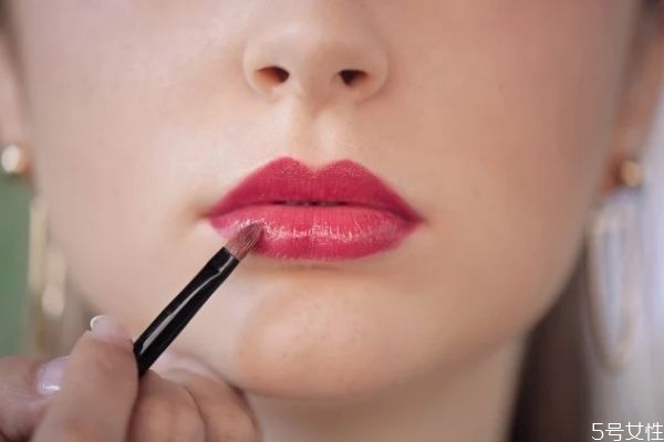 臉偏紅用什么顏色口紅 紅血絲的人擦什么口紅 臉偏紅用什么顏色口紅 紅血絲的人擦什么口紅