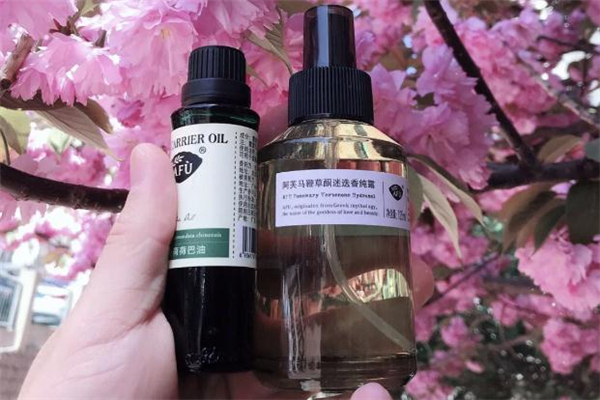 阿芙荷荷巴油可以抹頭發(fā)嗎 阿芙荷荷巴油怎么用在頭發(fā)上 阿芙荷荷巴油可以抹頭發(fā)嗎 阿芙荷荷巴油怎么用在頭發(fā)上