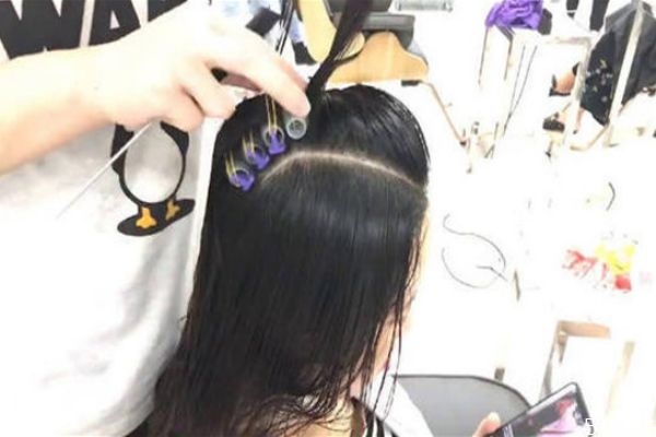 自己染發(fā)和美發(fā)店染發(fā)哪種更傷頭發(fā) 自己染發(fā)更實惠 自己染發(fā)和美發(fā)店染發(fā)哪種更傷頭發(fā) 自己染發(fā)更實惠