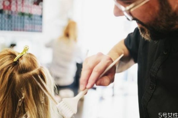 自己染發(fā)和理發(fā)店染發(fā)有什么區(qū)別 答案居然是這樣 自己染發(fā)和理發(fā)店染發(fā)有什么區(qū)別 答案居然是這樣