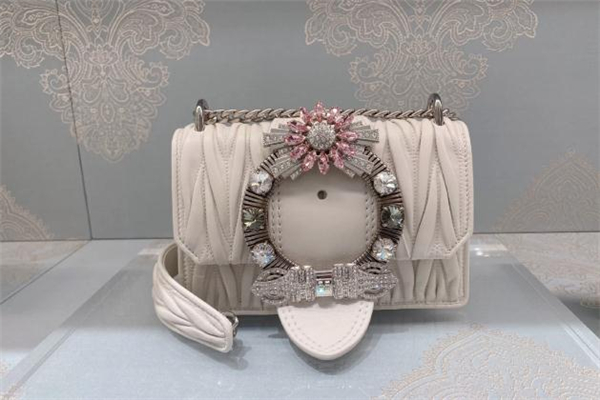 miumiu算一線奢侈品嗎 miumiu和prada是什么關(guān)系 miumiu算一線奢侈品嗎 miumiu和prada是什么關(guān)系