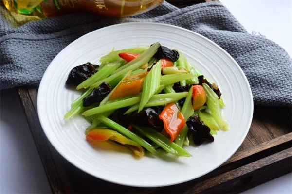 西芹的熱量 西芹吃了會長胖嗎 西芹的熱量 西芹吃了會長胖嗎