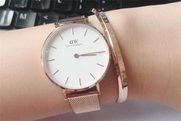 dw手表扣怎么安裝 dw手表表帶卡扣按不下去怎么辦 dw手表扣怎么安裝 dw手表表帶卡扣按不下去怎么辦