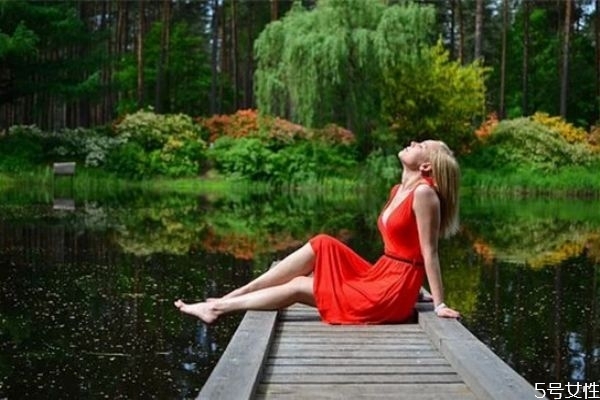 男人喜歡情商低的女人嗎 情商低的女生是怎樣的 男人喜歡情商低的女人嗎 情商低的女生是怎樣的