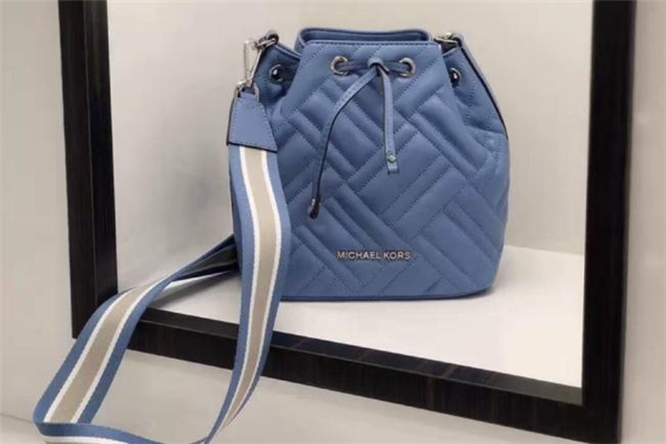 mk水桶包怎么背好看 mk水桶包適合小個(gè)子嗎 mk水桶包怎么背好看 mk水桶包適合小個(gè)子嗎