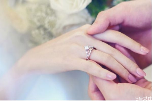 戒指摘不下來怎么辦 如何巧取戒指方法 戒指摘不下來怎么辦 如何巧取戒指方法