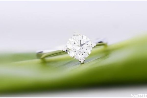 訂婚戒指一般多少價(jià)位 訂婚戒指買多少錢合適 訂婚戒指一般多少價(jià)位 訂婚戒指買多少錢合適