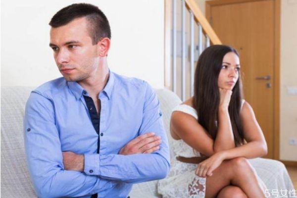 一吵架就不說(shuō)話的男人原因 男人準(zhǔn)備放棄你的表現(xiàn) 一吵架就不說(shuō)話的男人原因 男人準(zhǔn)備放棄你的表現(xiàn)