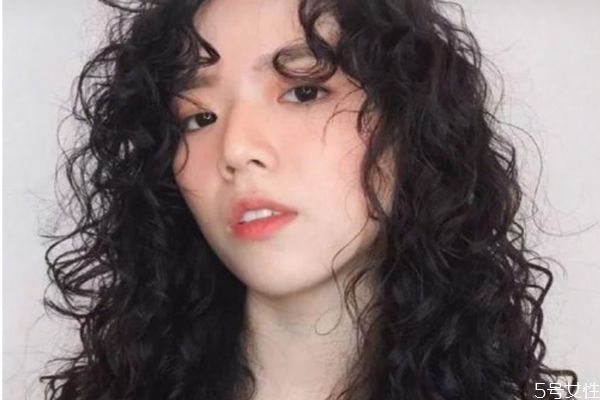 細軟發(fā)質適合燙羊毛卷嗎 粗硬的頭發(fā)適合燙羊毛卷嗎