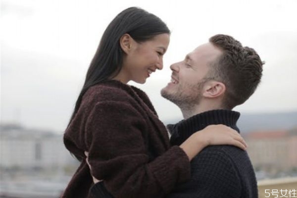 怎樣對(duì)付變心的丈夫 男人變心后會(huì)這樣和你相處 怎樣對(duì)付變心的丈夫 男人變心后會(huì)這樣和你相處