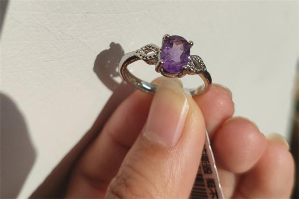 幸福嫁到紫水晶戒指怎么樣 幸福嫁到紫水晶戒指好看嗎 幸福嫁到紫水晶戒指怎么樣 幸福嫁到紫水晶戒指好看嗎