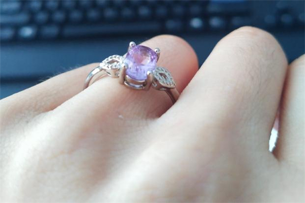 幸福嫁到紫水晶戒指怎么樣 幸福嫁到紫水晶戒指好看嗎 幸福嫁到紫水晶戒指怎么樣 幸福嫁到紫水晶戒指好看嗎