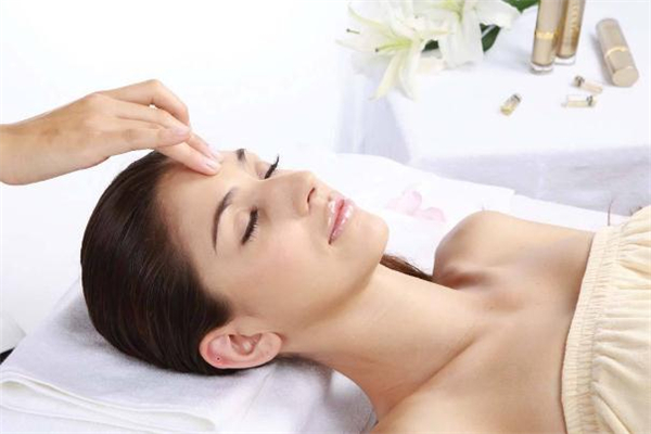 無針?biāo)舛嗑媚芸吹叫Ч?無針?biāo)庹娴挠杏脝?>
         				<strong>無針?biāo)舛嗑媚芸吹叫Ч?無針?biāo)庹娴挠杏脝?/strong>
         			</a>
         				<p>無針?biāo)饴犆志椭乐饕π茄a水的，它其實和水光針的功效差不多，不過是沒有針頭的，恢復(fù)起來會更快一些，那么無針?biāo)庾鐾甓嗑媚芸吹叫Ч兀?/p>
         		</li> 
                                               <li>
         			<a href=