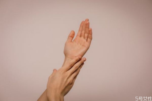 和老公感情越來(lái)越淡 男人感情變淡的5個(gè)表現(xiàn)