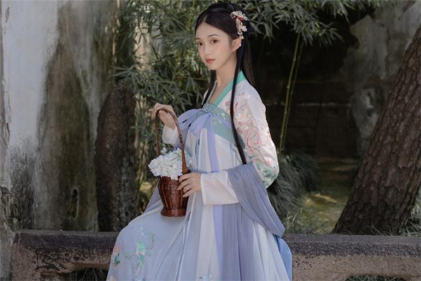 漢服和華服的區(qū)別 漢服和茶服的區(qū)別 漢服和華服的區(qū)別 漢服和茶服的區(qū)別