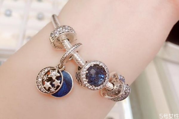 潘多拉項(xiàng)鏈和手鏈珠子通用嗎 潘多拉珠子可以串項(xiàng)鏈嗎 潘多拉項(xiàng)鏈和手鏈珠子通用嗎 潘多拉珠子可以串項(xiàng)鏈嗎