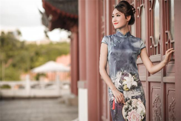 穿旗袍配什么包包好看 旗袍怎么搭配包包 穿旗袍配什么包包好看 旗袍怎么搭配包包