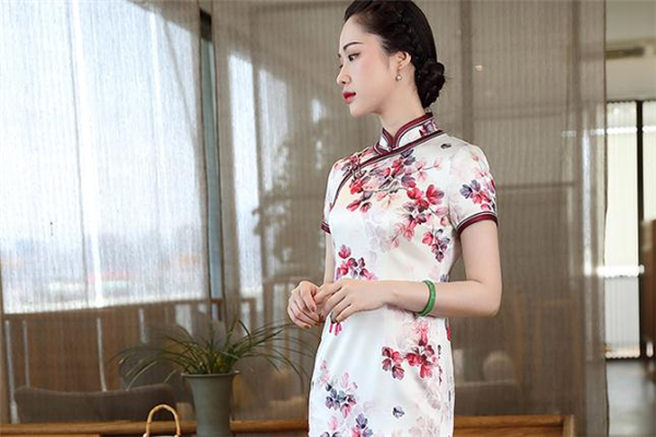 穿旗袍開衩的年齡講究 旗袍怎樣算合身 穿旗袍開衩的年齡講究 旗袍怎樣算合身