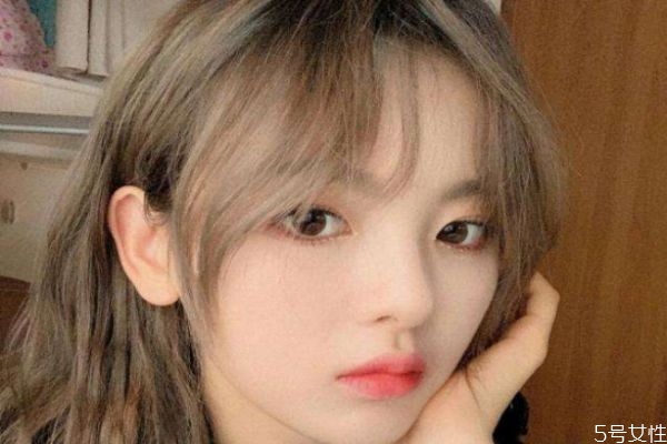 額頭低適合法式劉海嗎 額頭低的人剪什么劉海 額頭低適合法式劉海嗎 額頭低的人剪什么劉海