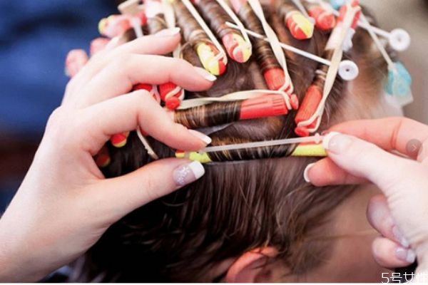 燙發(fā)能保持多久 燙發(fā)維持時(shí)間的影響因素 燙發(fā)能保持多久 燙發(fā)維持時(shí)間的影響因素