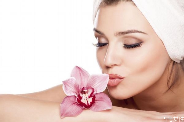 臉上起皮怎么回事 夏天臉干燥起皮怎么辦 臉上起皮怎么回事 夏天臉干燥起皮怎么辦