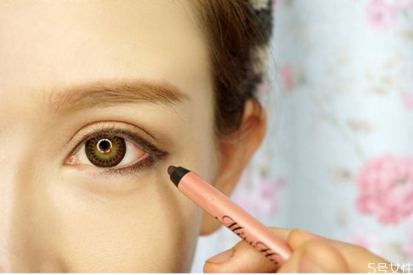 棕色的眼線筆好看嗎 棕色眼線筆什么效果 棕色的眼線筆好看嗎 棕色眼線筆什么效果